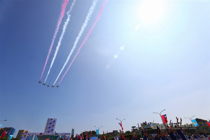 108年國慶大會壓軸演出10日由雷虎小組AT3教練機以5機大雁隊形,施放彩煙通過總統府上空,為典禮掀起最後高潮。中央社記者王騰毅攝 108年10月10日