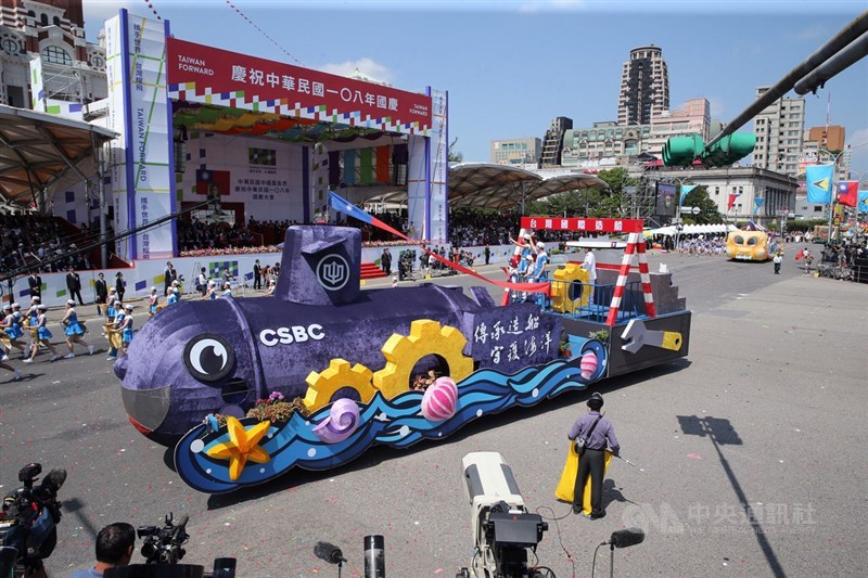 台灣國際造船股份有限公司打造以潛艦造型為主軸的花車參與國慶遊行。中央社記者郭日曉攝 108年10月10日