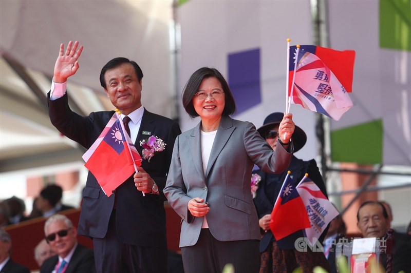 總統蔡英文(前右)與立法院長蘇嘉全(前左)在台上揮舞旗幟向現場來賓致意。中央社記者王騰毅攝 108年10月10日