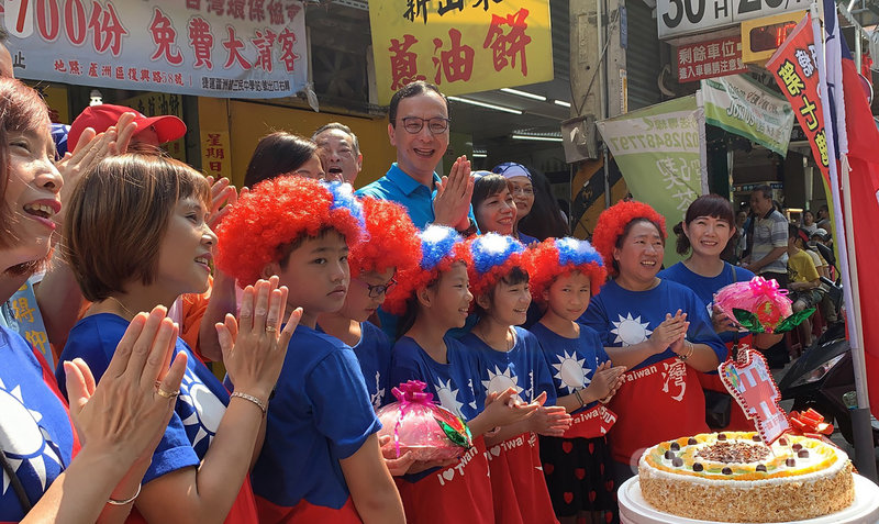 喜迎雙十國慶，前新北市長朱立倫（後中）10日與中華民國同天生日的國慶寶寶，以及支持者們一起唱生日快樂歌慶祝。中央社記者葉臻攝　108年10月10日