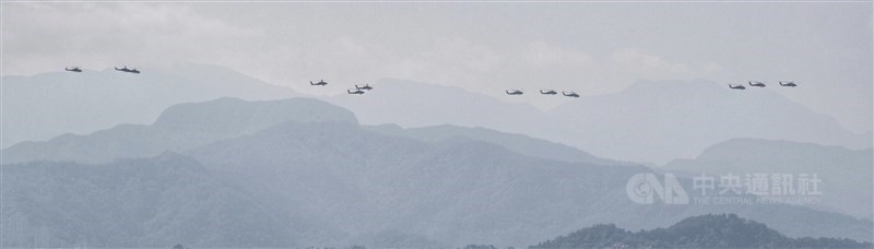 中華民國中樞暨各界慶祝108年國慶大會10日上午登場,國軍直升機隊飛越台北近郊山區。中央社記者王飛華攝 108年10月10日