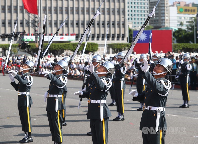 國軍三軍儀隊在國慶大會上演出花式操槍,展現精湛槍法。中央社記者王騰毅攝 108年10月10日