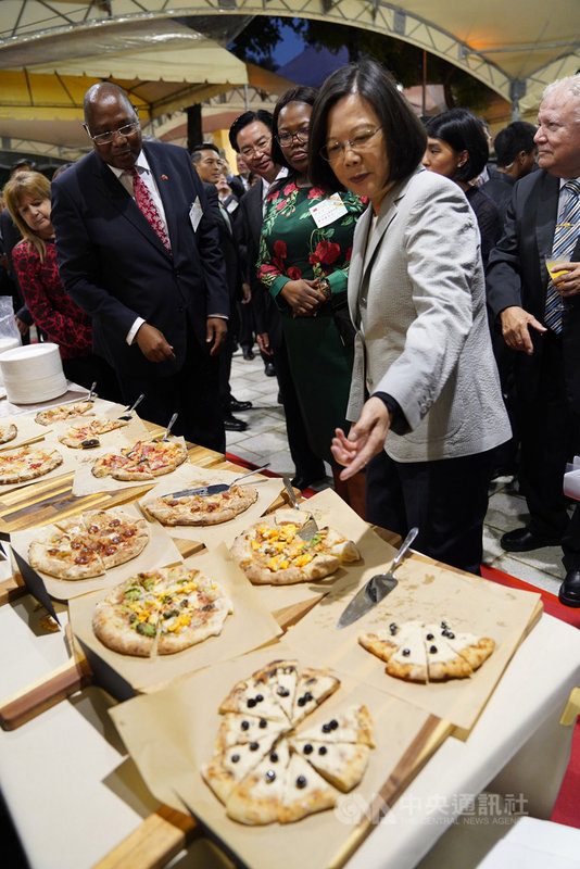 中華民國108年國慶酒會10日晚間在台北賓館盛大登場,今年特別以台灣美食蚵仔煎、珍珠奶茶等做成披薩供賓客享用,總統蔡英文(前右)也向外賓介紹這些特色餐點。中央社記者徐肇昌攝 108年10月10日