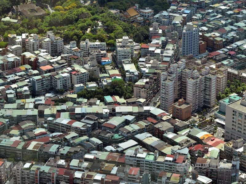 地價稅11月申報,使用自然人憑證報稅,可免再依賴實體卡片及讀卡機,綁定手機認證也可登入報稅。(示意圖/中央社檔案照片)