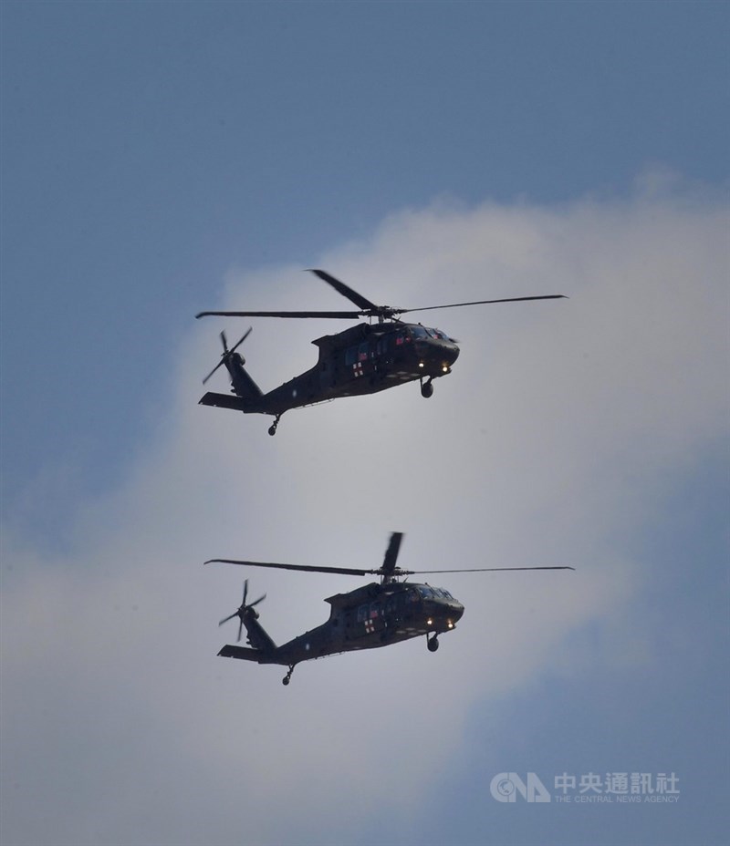 國軍UH-60黑鷹直升機編隊飛越總統府前。中央社記者王飛華攝 108年10月10日