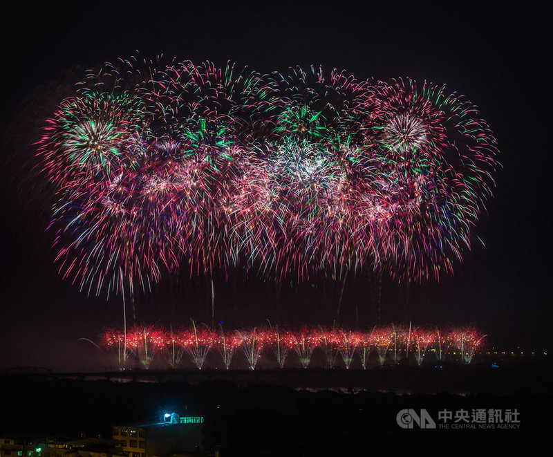 108年國慶焰火在屏東,10日晚間順利在屏東河濱公園上演精彩煙火秀,讓國慶夜更添繽紛,也吸引民眾攜家帶眷前往欣賞。中央社記者董俊志攝 108年10月10日