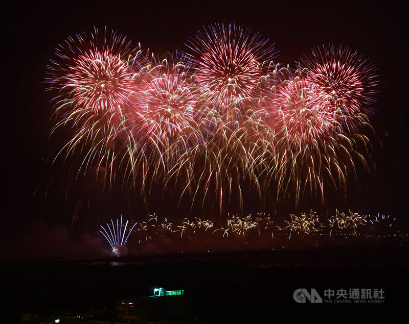 108年國慶煙火10日晚間在屏東河濱公園施放,以「攜手世界.台灣耀飛」為主題,時間長達42分鐘,創下歷年國慶煙火最長施放時間紀錄。中央社記者董俊志攝 108年10月10日