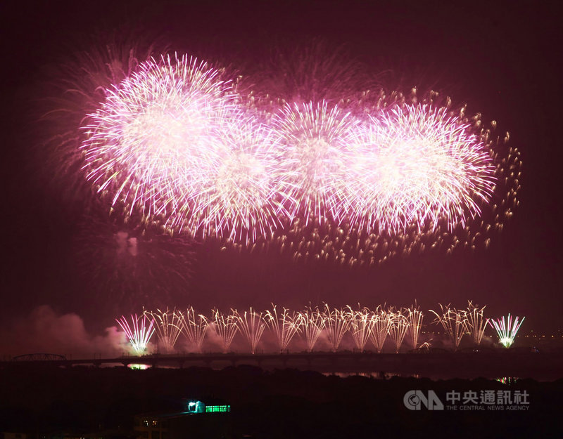 108年國慶煙火10日晚間在屏東河濱公園登場,雖然屏東地區下午一度降下大雨,但晚間天氣轉好,煙火順利施放,也讓民眾大飽眼福。中央社記者董俊志攝 108年10月10日