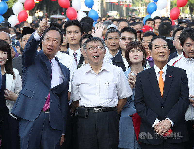 台北市政府10日上午在市府廣場舉行108年度國慶升旗暨慶祝活動,台北市長柯文哲(前中)、親民黨主席宋楚瑜(前右)與鴻海創辦人郭台銘(前左)共同出席。中央社記者張新偉攝 108年10月10日