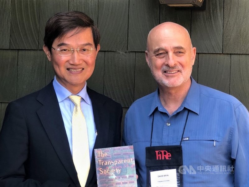 駐洛杉磯台北經濟文化辦事處長朱文祥(左)10日應邀出席「展望未來」研討會,與「透明社會」(The Transparent Society)一書作者布林(David Brin)合影。中央社記者林宏翰聖地牙哥攝 108年10月11日