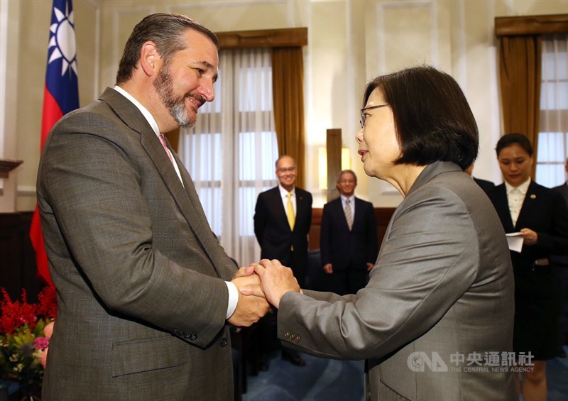 總統蔡英文(前右)10日在總統府,接見美國聯邦參議院外交委員會成員克魯茲(Ted Cruz)(左),克魯茲也是近35年來,首名來台出席國慶活動的美國聯邦參議員。中央社記者鄭傑文攝 108年10月10日