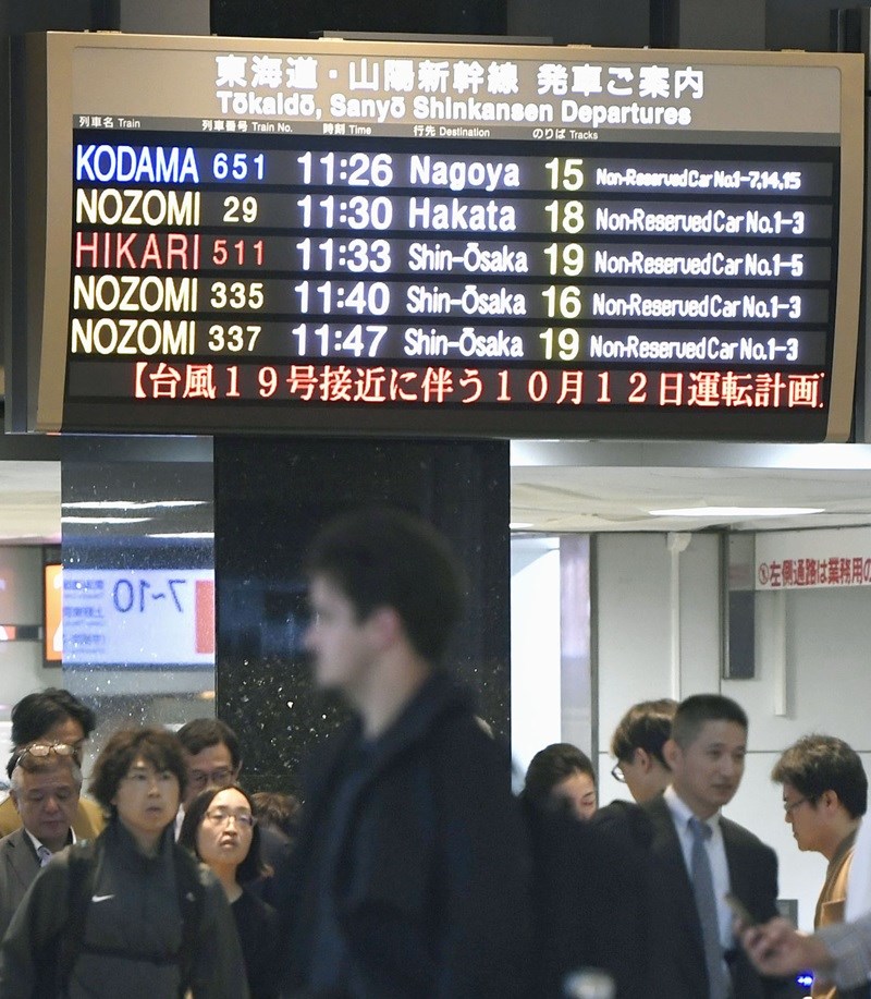 JR東日本公司11日表示,首都圈、靜岡縣的部分地區的鐵路路線,12日9時以後陸續停駛。東北、山形、秋田、北陸、上越12日11時以後出發的各列新幹線列車減班後停駛。圖為東京車站。(共同社提供)