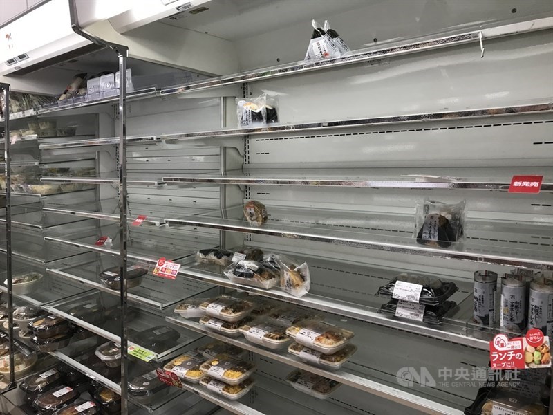 日本氣象廳指出,強颱哈吉貝的威力堪比61年前造成逾1200人死亡的強颱狩野川,呼籲民眾做防颱準備。東京港區一家7-11超商便當類商品被民眾搶購一空。中央社記者楊明珠東京攝 108年10月12日