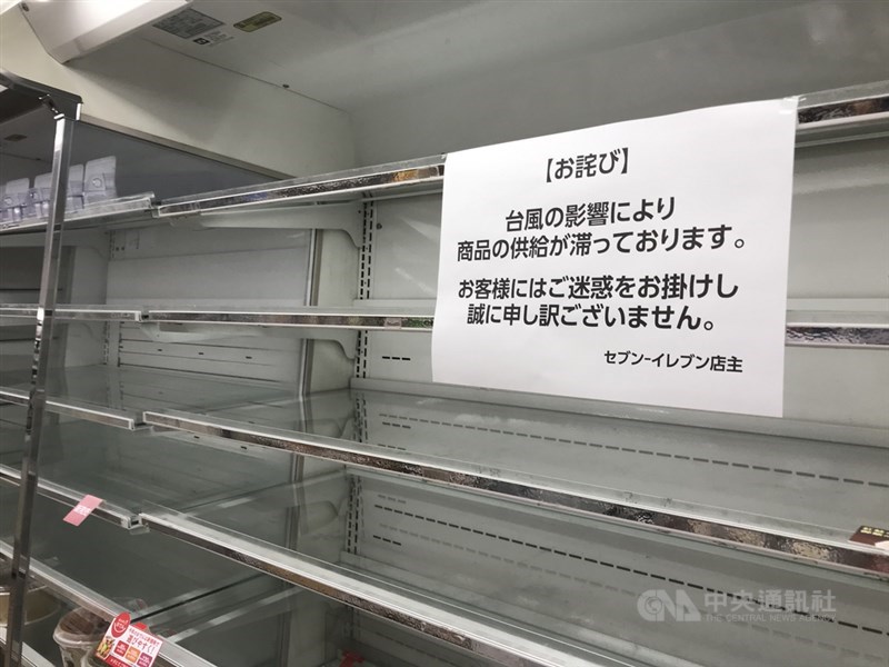 今年第19號颱風哈吉貝朝日本撲來,威力堪比61年前造成逾1200人死亡的強颱。許多超商12日上午10時起到13日下午停業,民眾搶購便當、麵包等食品。中央社記者楊明珠東京攝 108年10月12日