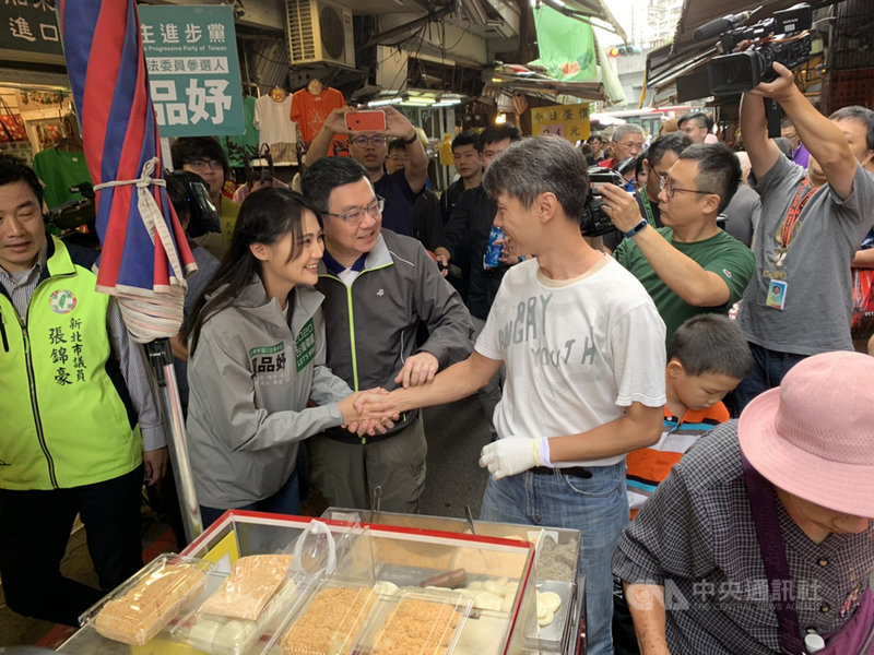 民進黨主席卓榮泰(前左3)12日上午陪同立委參選人賴品妤(前左2)到汐止掃街拜票,爭取民眾支持。中央社記者葉臻攝 108年10月12日