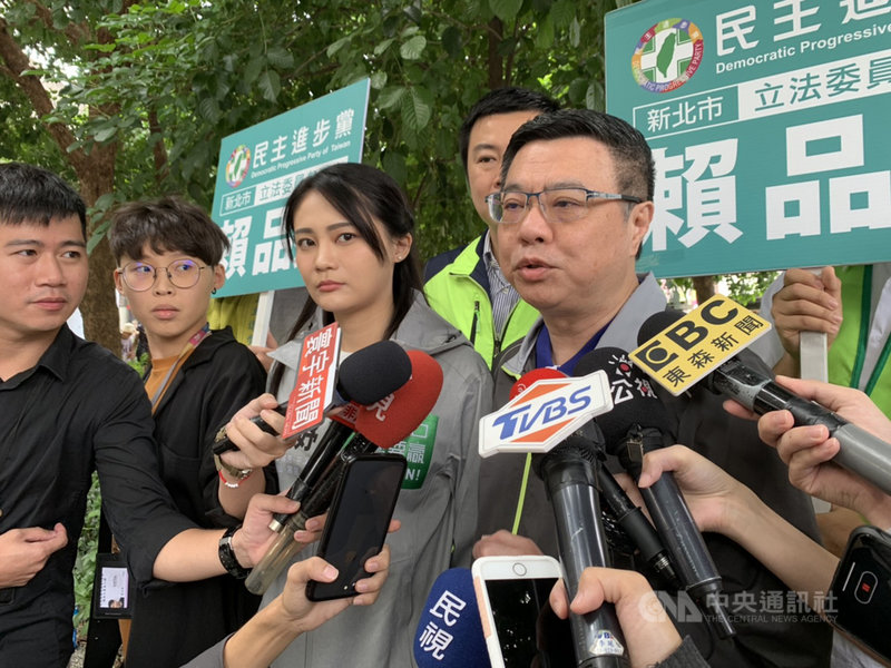 民進黨主席卓榮泰(前右)12日到新北市汐止區陪同立委參選人賴品妤(前右2)掃街拜票,談及國民黨總統參選人韓國瑜稱總統蔡英文是「芒果蔡」時,卓榮泰說,韓國瑜自知選情惡劣,深怕落選,是落選感作祟,讓韓國瑜很失態。中央社記者葉臻攝 108年10月12日