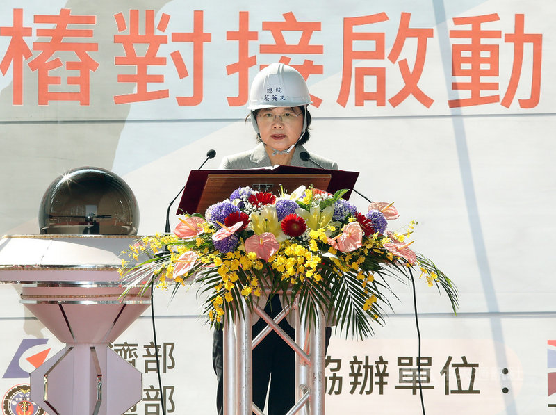 世紀鋼鐵12日在台北港舉行水下基礎生產基地基樁對接儀式,總統蔡英文表示,她剛接任時,台灣面臨備轉容量率低點,「我們從電力最低點開始努力,現在不缺電」,這是不必爭辯的事實,能源轉型不容易,但會繼續堅持創造三大契機,未來更要在全球賺綠能錢。中央社記者郭日曉攝 108年10月12日