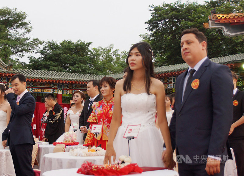高雄市民政局12日在左營孔廟舉行市民集團結婚,共50對新人參與,當中一組台灣、巴西新人(前右)經歷遠距離異國戀曲,終於甜蜜修得正果。中央社記者程啟峰高雄攝 108年10月12日