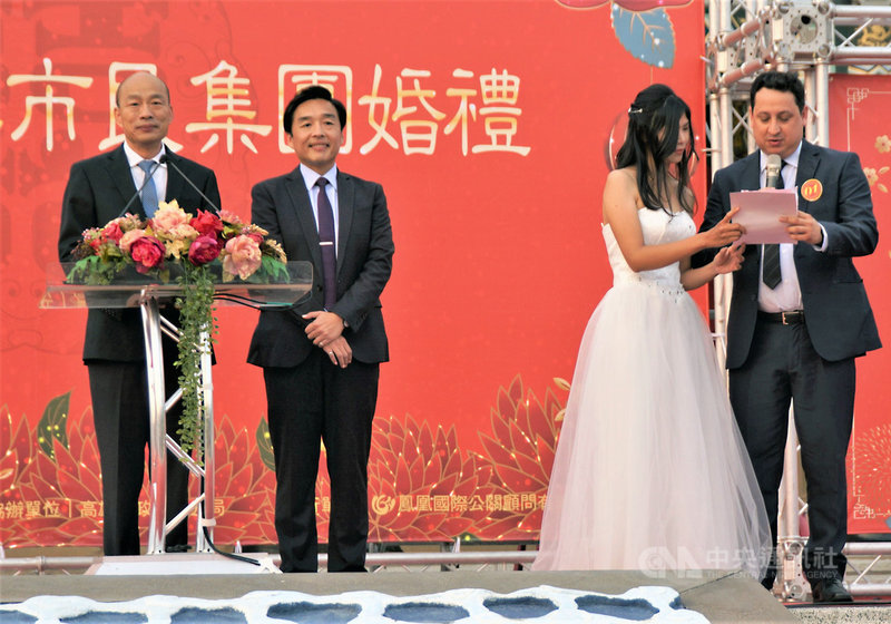 高雄市108年第2場市民集團婚禮12日下午在左營孔廟舉行,以「幸福萬年.古城結縭」為主題,現場營造中式古典浪漫氛圍,市長韓國瑜(左)也到場為新人證婚。中央社記者程啟峰高雄攝 108年10月12日