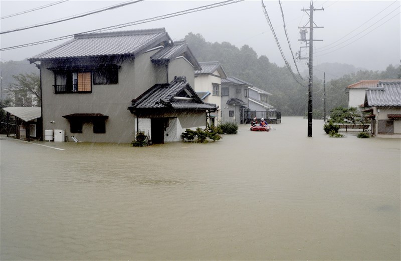 颱風哈吉貝襲日本,12日傍晚到晚間之間可能登陸。圖為三重縣伊勢市住宅區因雨勢過大淹水。(共同社提供)