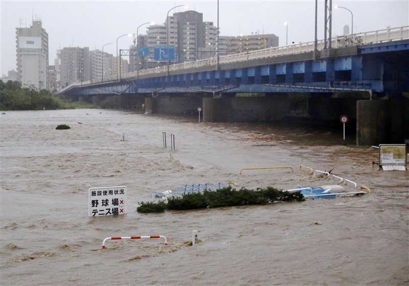颱風哈吉貝夾帶猛烈風雨襲日本,日本氣象廳12日下午對東京都與其他6縣發出大雨特別警報。圖為流經東京都的多摩川因大雨水位增高。(共同社提供)