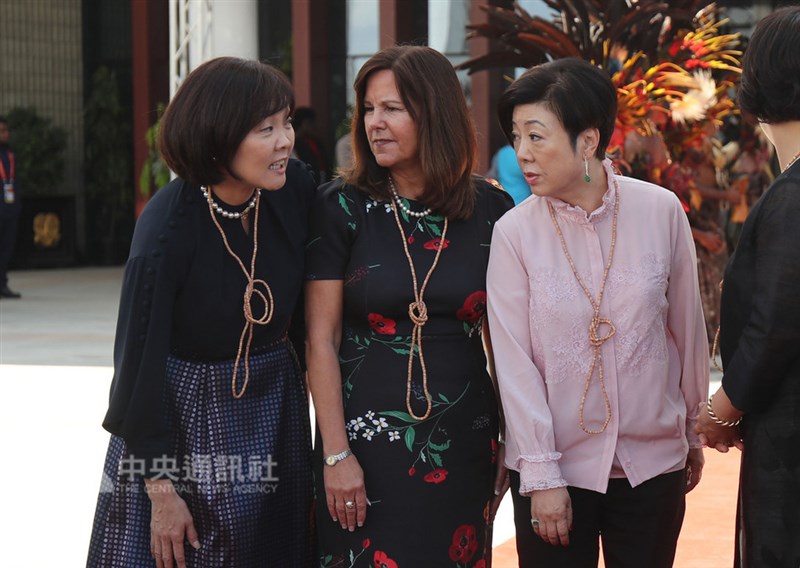 2018亞太經濟合作會議(APEC)今年在巴布亞紐幾內亞舉行,台灣領袖代表張忠謀夫人張淑芬(右)18日與各國領袖夫人一同合影留念,席間張淑芬與日本首相夫人安倍昭惠(左)及美國副總統夫人凱倫彭斯(Karen Pence)(中)聊天。(中央社檔案照片)
