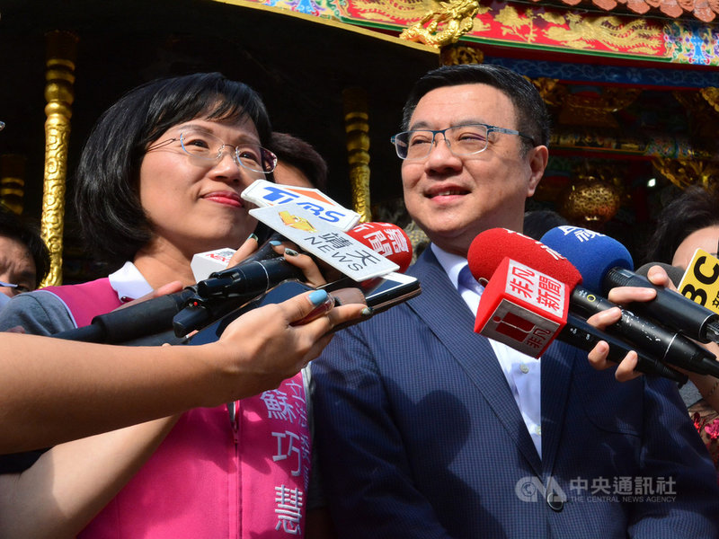 民進黨主席卓榮泰(右)14日到新北市樹林區為黨籍立委蘇巧慧(左)輔選,蘇巧慧表示,競總已啟動籌備,她也在選區爭取飲用翡翠水、捷運建設等,總統蔡英文政府成績已逐漸展現經濟成果,台灣一定要贏。中央社記者黃旭昇新北市攝 108年10月14日