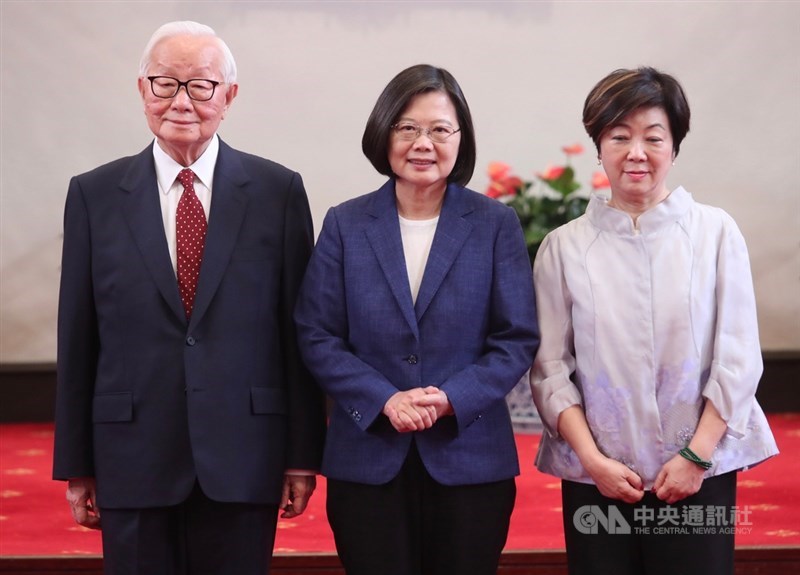 總統蔡英文(中)14日上午在總統府舉行記者會,宣布APEC領袖代表由台積電創辦人張忠謀(左)出任。右為張忠謀妻子張淑芬。中央社記者吳家昇攝 108年10月14日