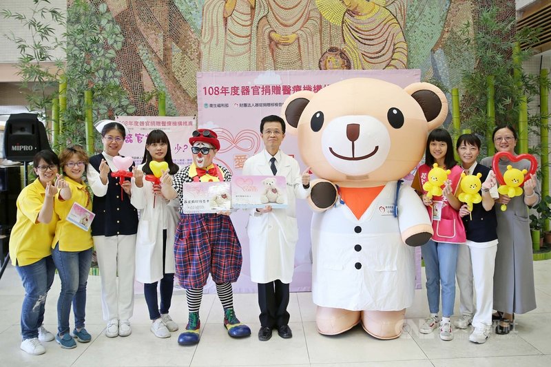 花蓮慈濟醫院與器官捐贈移植登錄中心14日在醫院大廳,舉辦支持器官捐贈宣導活動,邀民眾簽署器官捐贈同意書。(花蓮慈濟醫學中心提供)中央社記者李先鳳傳真 108年10月14日