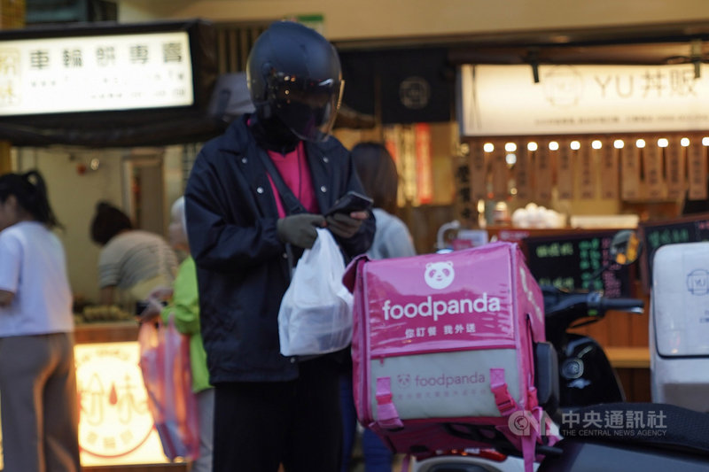 美食外送服務正熱門，但最近卻接連發生兩起外送員死亡車禍事故，也引發外界關注外送員勞動權益。勞動部長許銘春14日表示，將協助外送員成立工會，並要求業者幫忙加保營業用機車商業保險。中央社記者徐肇昌攝　108年10月14日