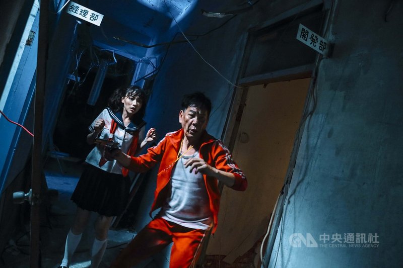 國片「江湖無難事」趁著國慶日4天連假檔期上映，全台票房卻僅開出約新台幣600萬元的成績。但本片在業界與網路上卻廣受好評，除主角邱澤外，演員龍劭華（右）與姚以緹（左）的表現也受到不少網友肯定。（華映娛樂提供）中央社記者洪健倫傳真 108年10月14日