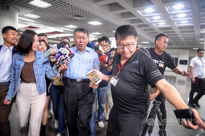 台北市長柯文哲(前左2)「騎一日雙塔是吃安非他命」一席話惹議,他14日表示,「關起門來,大家開玩笑,什麼話都有」,指媒體針對玩笑話報導有目的性。中央社記者王飛華攝 108年10月14日