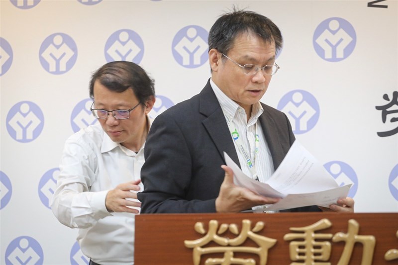 勞動部14日針對foodpanda及UberEats進行勞檢,勞動關係司司長王厚偉(左)、職業安全衛生署署長鄒子廉(右)晚間舉行記者會表示,判定兩間業者與外送員間屬僱傭關係,要求業者提供相資訊,若未提供屬情節重大,將可依勞基法分別最高裁罰新台幣175萬元。中央社記者裴禛攝 108年10月14日