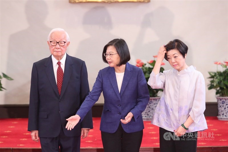 今年亞太經濟合作會議(APEC)經濟領袖會議,11月16、17日將在智利聖地牙哥舉行,總統蔡英文(中)14日上午宣布由台積電創辦人張忠謀(左)再度出任領袖代表。右為張忠謀妻子張淑芬。中央社記者吳家昇攝 108年10月14日