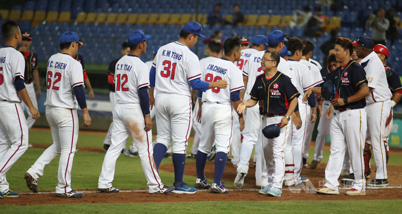 2019第29屆亞洲棒球錦標賽14日起正式開打,中華隊(白衣)首戰在台中洲際球場與香港隊(黑衣)對壘,終場中華以17比2提前在5局擊退香港,首戰告捷,賽後雙方球員握手致意。中央社記者張新偉攝 108年10月14日