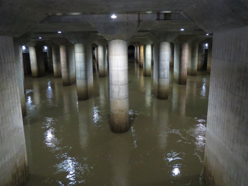 颱風哈吉貝挾帶暴雨侵襲日本,位於日本埼玉縣春日部市、被稱為「地下神殿」的首都圈外郭放水路全面啟動所有設施排洪。圖為首都圈外郭放水路13日調壓水槽畫面。(圖取自twitter.com/gaikaku_guide)