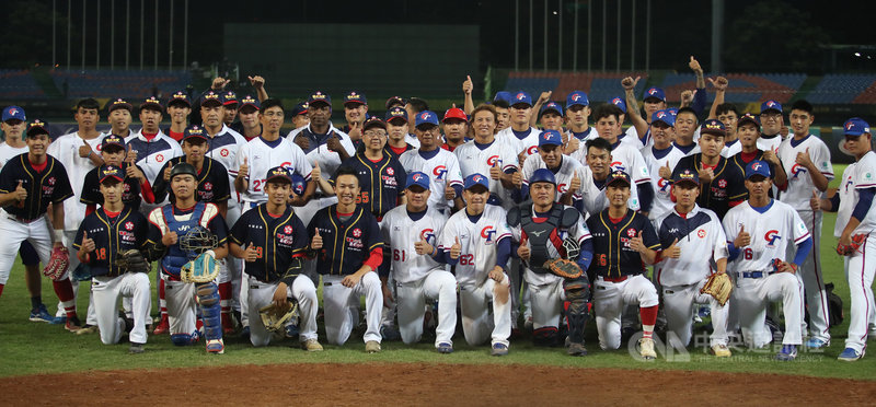 2019第29屆亞洲棒球錦標賽14日在台中洲際棒球場開打,中華隊(白衣)首戰交手香港隊(黑衣),中華隊在5局以17比2擊退香港,奪下首勝,賽後兩隊合影留念。中央社記者張新偉攝 108年10月14日