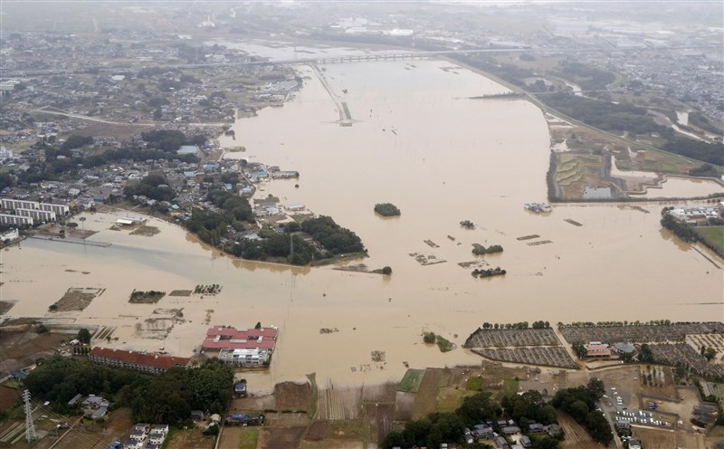 受颱風哈吉貝影響,埼玉縣入間川流域14日上午仍淹水,川越市老人養護中心(圖左下方處)也受波及。(共同社提供)