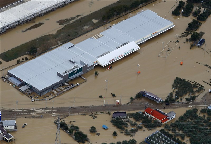 颱風哈吉貝侵襲日本,造成多處地區淹水。圖為長野縣長野市赤沼地區一處商店14日上午仍受淹水影響。(共同社提供)