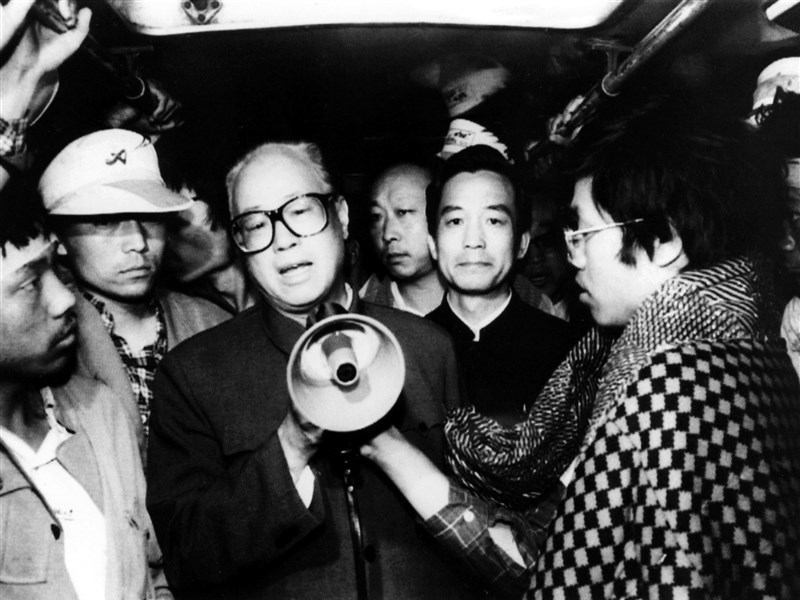 中共前總書記趙紫陽(中)17日將迎來百歲冥誕,他的兒女撰文表示,趙紫陽在「眾所皆知」的那件事上選擇苦路。圖為趙紫陽到天安門廣場探望學生。(檔案照片/美聯社)