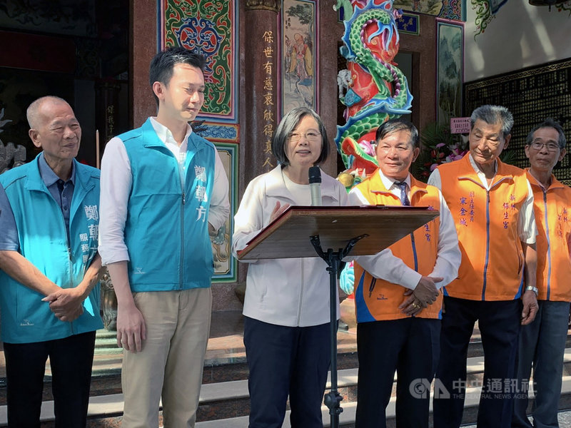 總統蔡英文(左3)15日在新竹表示,台灣經濟發展這幾年來穩定成長,經過3年多努力,在今年第一、二季都是四小龍首位,預計今年全年經濟成長率也會是「亞洲四小龍第一名。」中央社記者郭宣彣攝 108年10月15日