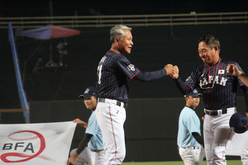 2019亞洲棒球錦標賽14日開打,日本隊受到颱風影響行程大亂,坐巴士、到香港轉機花了1天多才抵台,總教練石井章夫(前左)15日笑說:「沒想到台灣這麼遠。」中央社記者楊啟芳攝 108年10月15日