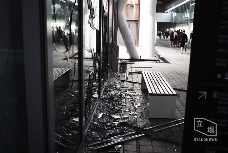 抗議人士在校園大肆破壞,包括敲碎玻璃、開消防水柱向室內灌水、毀壞指示牌、用噴漆在牆上寫字等。(圖取自立場新聞網頁thestandnews.com)