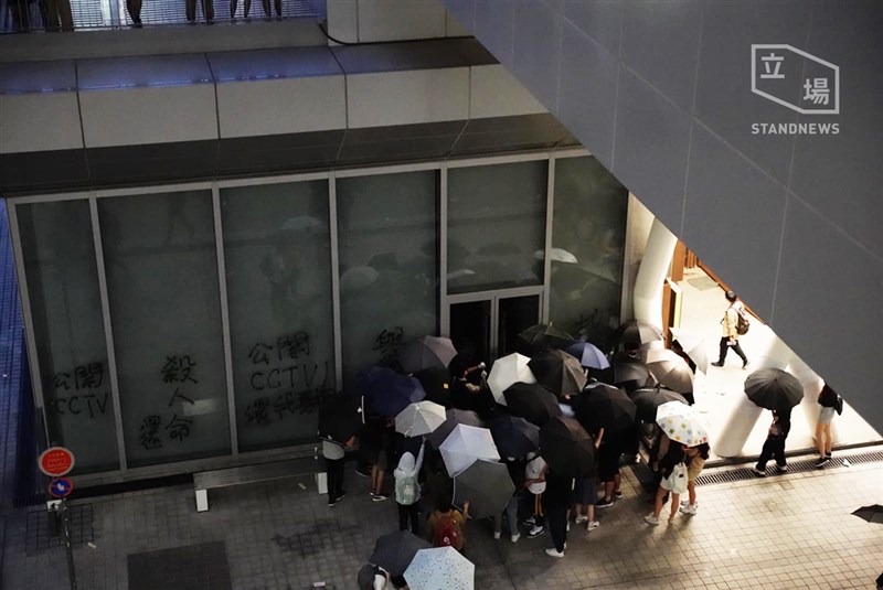 調景嶺香港知專設計學院學生陳彥霖的屍體日前在海上發現,死因成謎。約百名抗議者14日指控校方沒有公布完整監視器畫面,未得到滿意答覆,隨後在校內破壞。(圖取自立場新聞網頁thestandnews.com)
