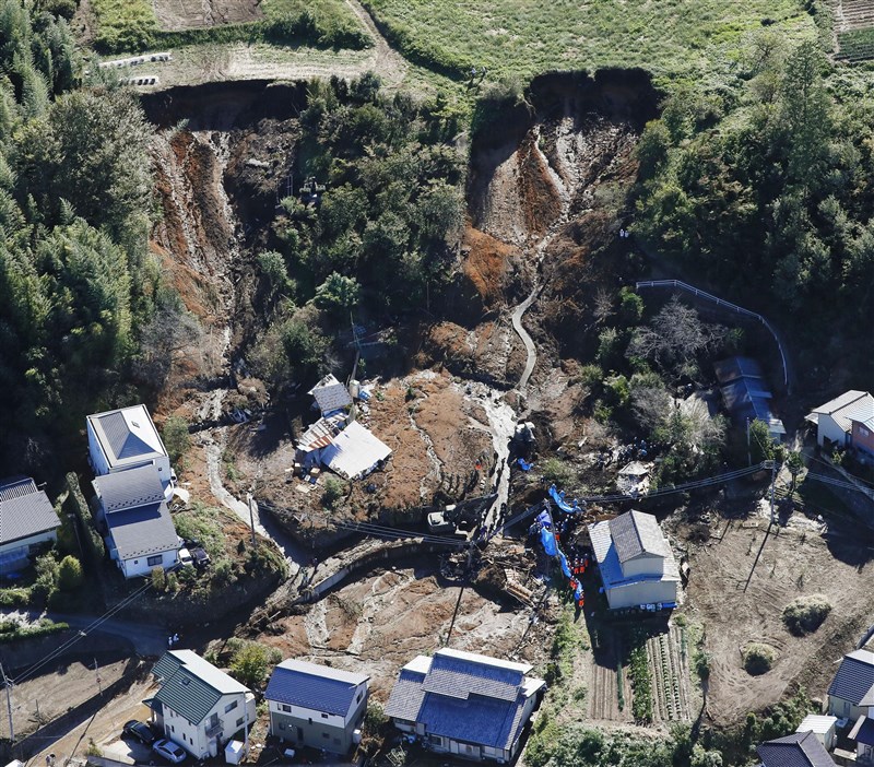 日本國土交通省表示,截至14日傍晚,颱風哈吉貝帶來豪雨,導致土石流、山崩等的土石災害至少在19都縣發生,達140件案例。圖為群馬縣富岡市山崩後土石流入民宅。(共同社提供)