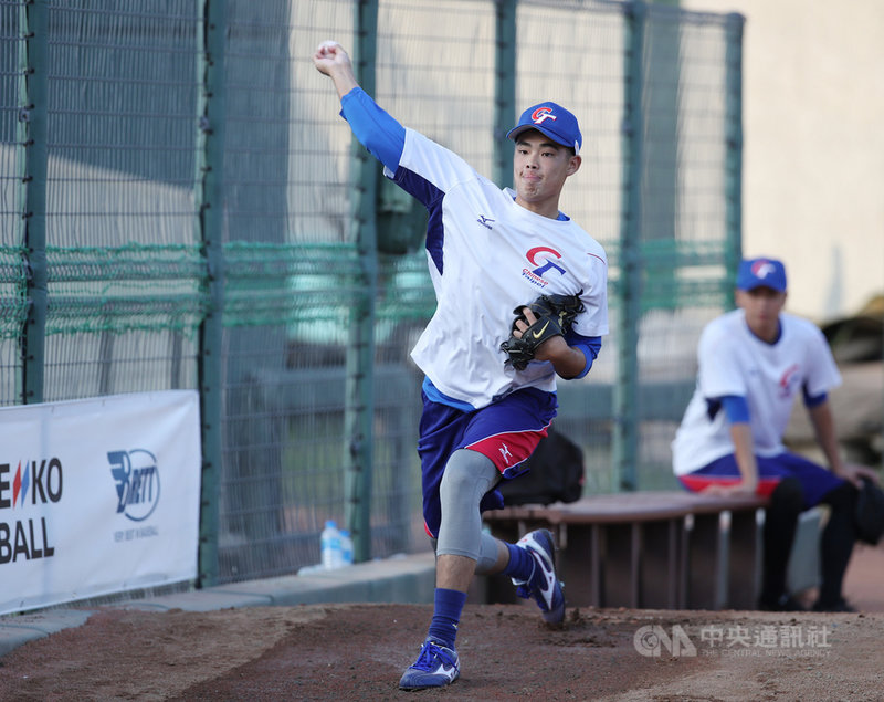 2019第29屆亞洲棒球錦標賽賽程持續進行,中華隊16日將在斗六棒球場對戰斯里蘭卡,先發投手預計推出U18國手陳柏毓。圖為陳柏毓108年10月14日在台中洲際球場牛棚練習畫面。中央社記者張新偉攝 108年10月15日