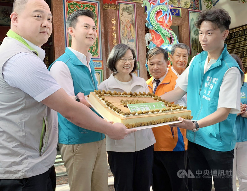 總統蔡英文(左3)與民進黨籍新竹縣立委參選人鄭朝方(左2)15日到新竹寶山保生宮參拜,鄭朝方特別準備結合在地農產橄欖的大蛋糕來祈福。中央社記者郭宣彣攝 108年10月15日