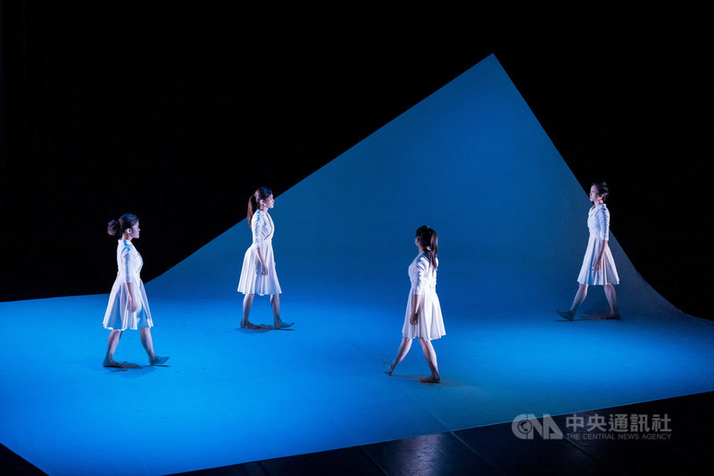 C MUSICAL製作原創音樂劇「最美的一天」,以全歌曲的方式演繹母女間細膩的情感互動,也是音樂劇舞台上極少見的「全女力」製作。(C MUSICAL製作提供)中央社 108年10月16日