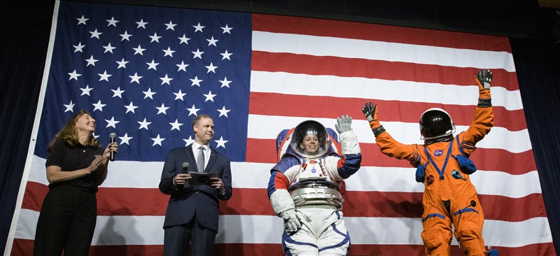 NASA 15日在華盛頓總部揭曉「獵戶座」機組員在旅程中穿著的救生服,和太空人屆時在月球表面穿著的「艙外探索太空服」原型。(圖取自NASA網頁nasa.gov)