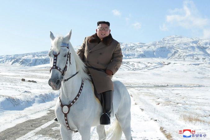 北韓中央通信社16日發布北韓領導人金正恩騎白馬登上北韓聖山白頭山的照片。分析北韓政情的專家學者說,金正恩登白頭山,可能暗示擁有核武的北韓將採取新的政策方向。(圖取自北韓中央通信社網頁kcna.kp)